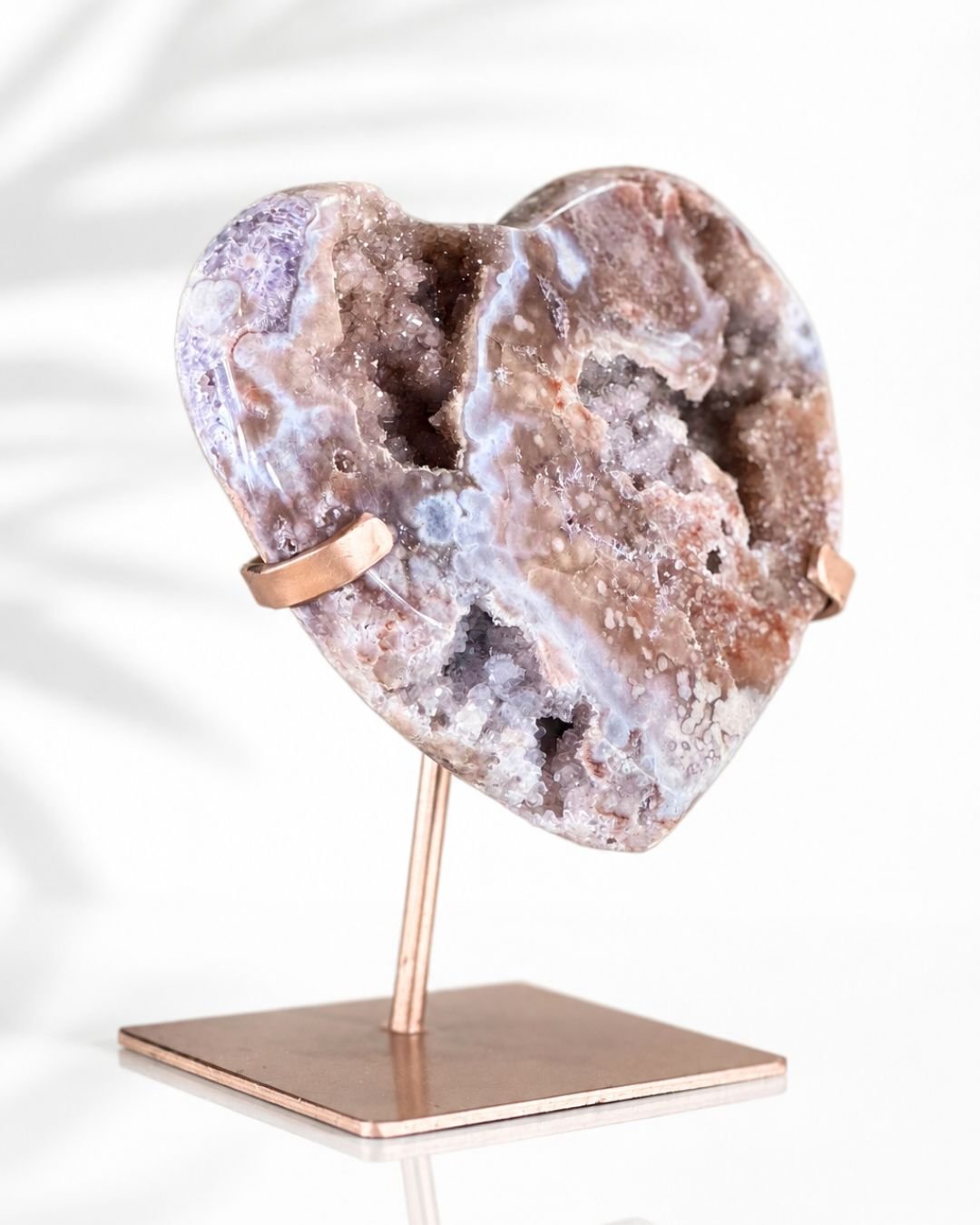 Corazón de Amatista Rosa en Stand - Imagen 3