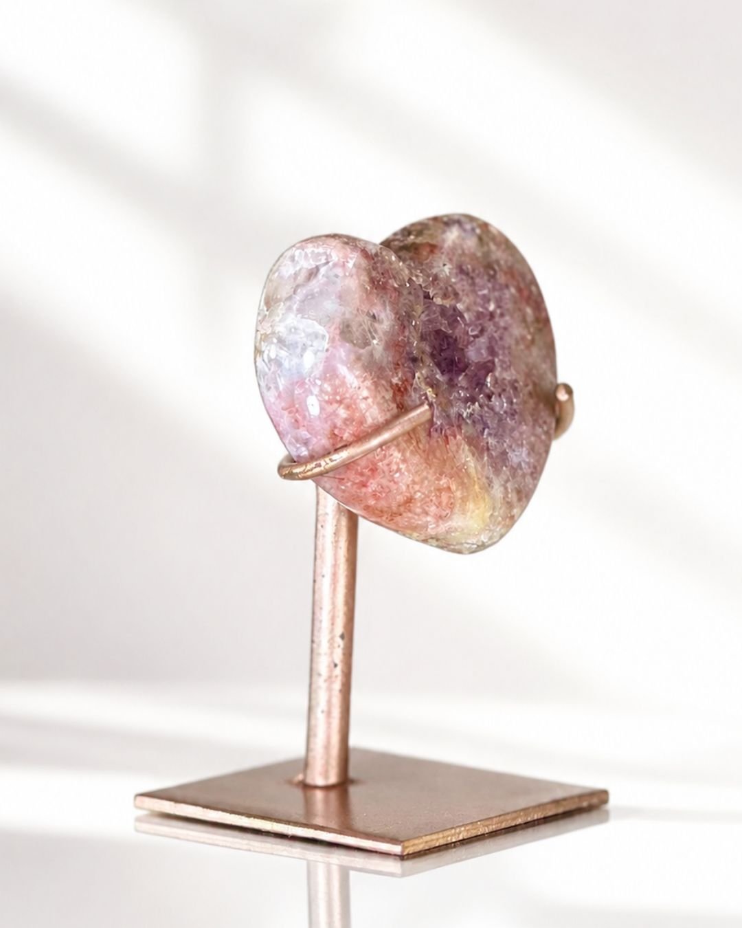 Corazón de Amatista Rosa en Stand - Imagen 3