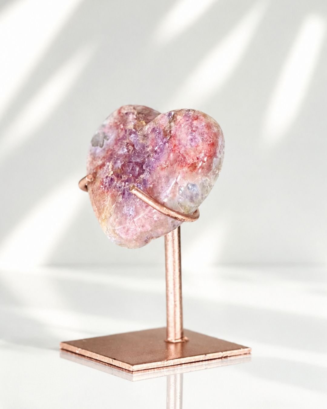 Corazón de Amatista Rosa en Stand - Imagen 2