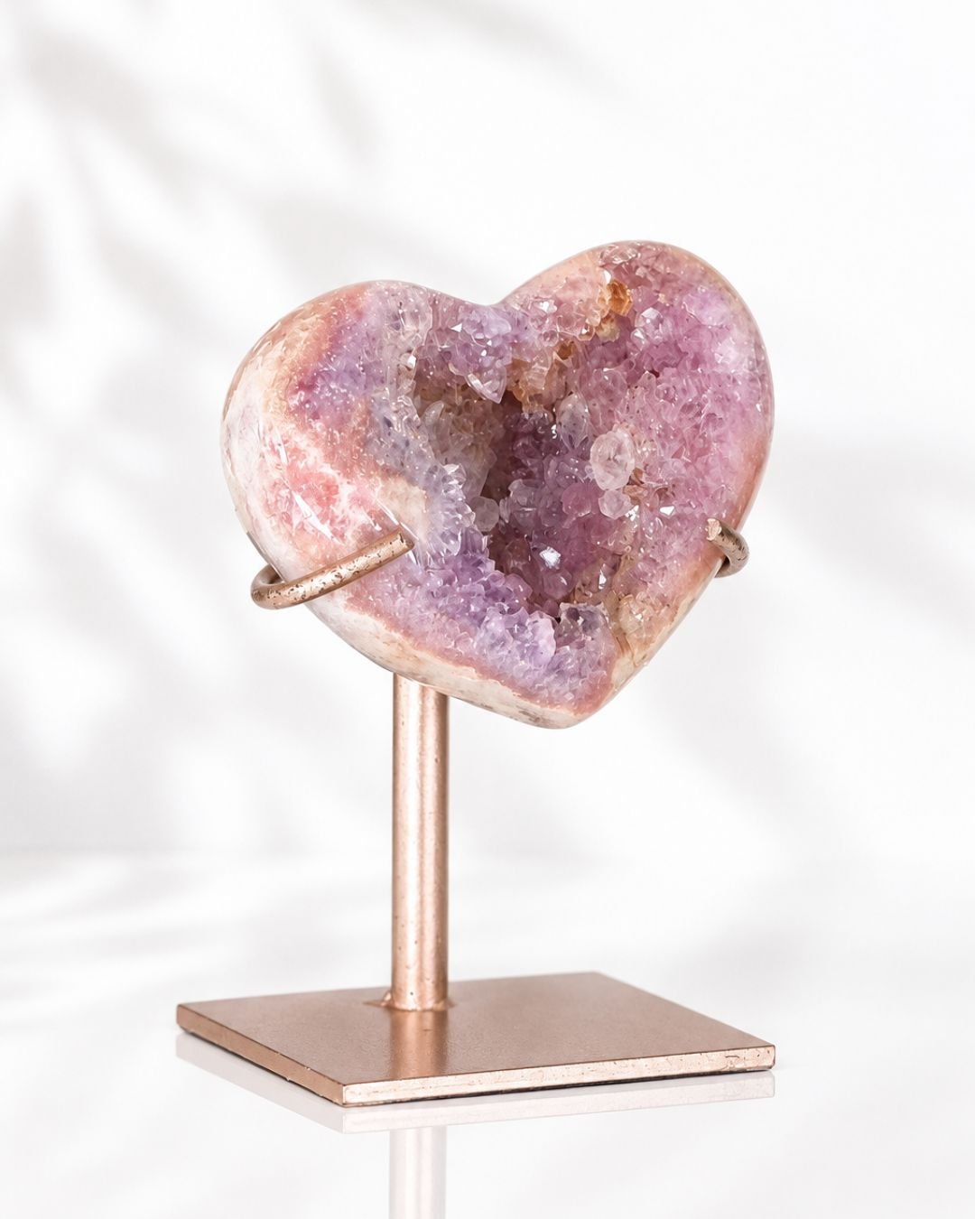 Corazón de Amatista Rosa en Stand - Imagen 3