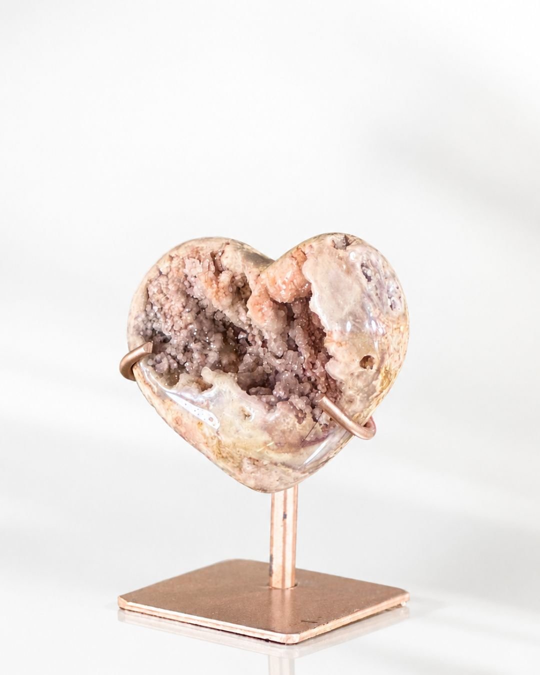 Corazón de Amatista Rosa en Stand - Imagen 2