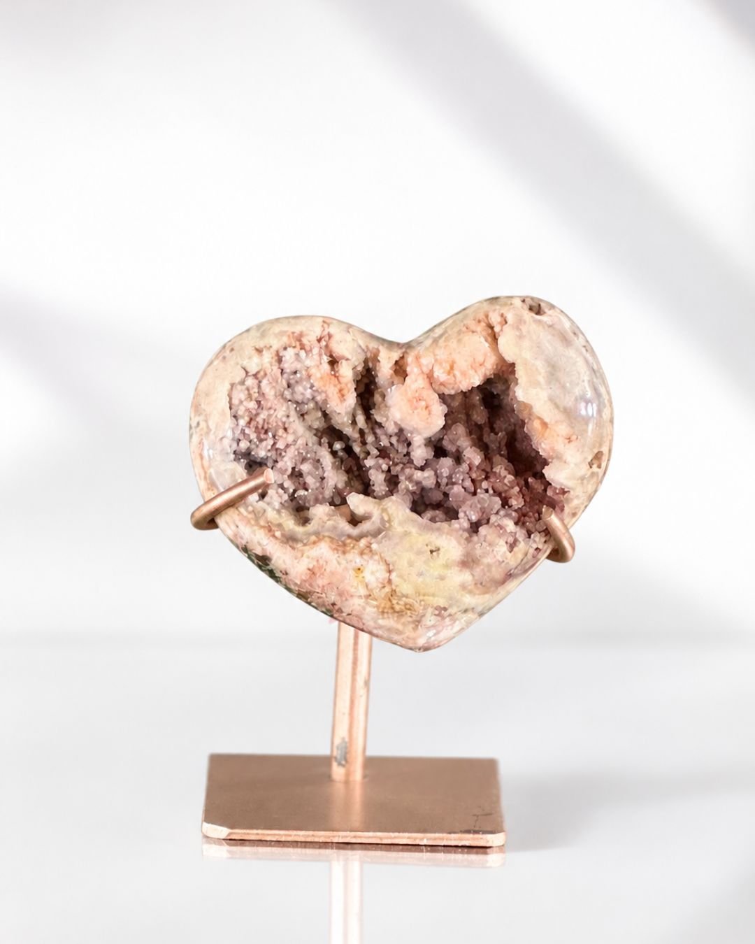 Corazón de Amatista Rosa en Stand