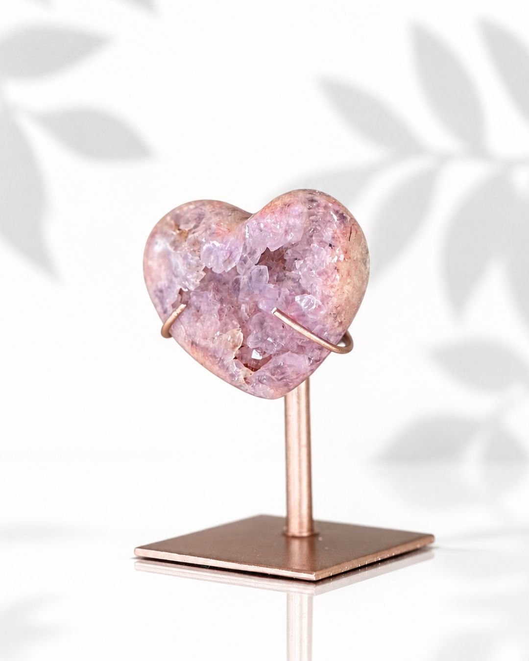 Corazón de Amatista Rosa en Stand - Imagen 2