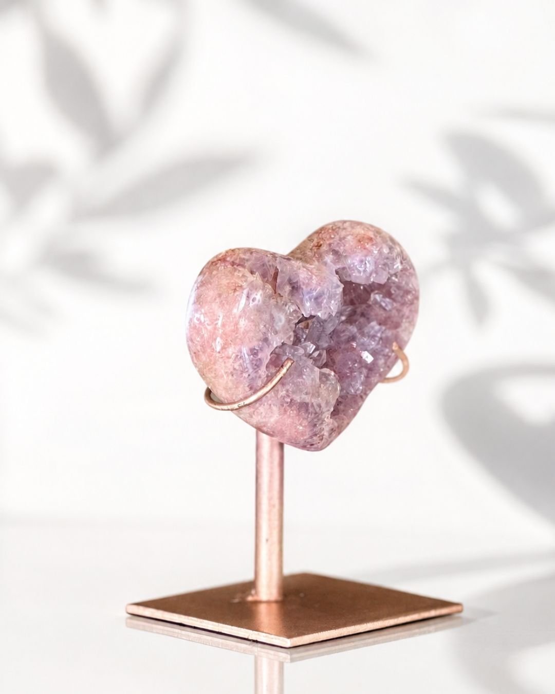 Corazón de Amatista Rosa en Stand - Imagen 3