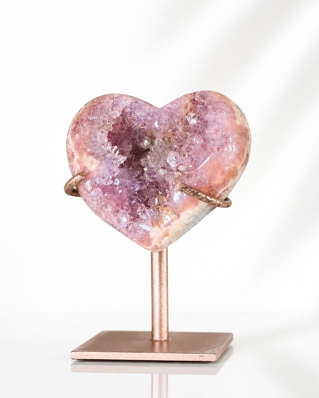 Corazón de Amatista Rosa en Stand - Imagen 2