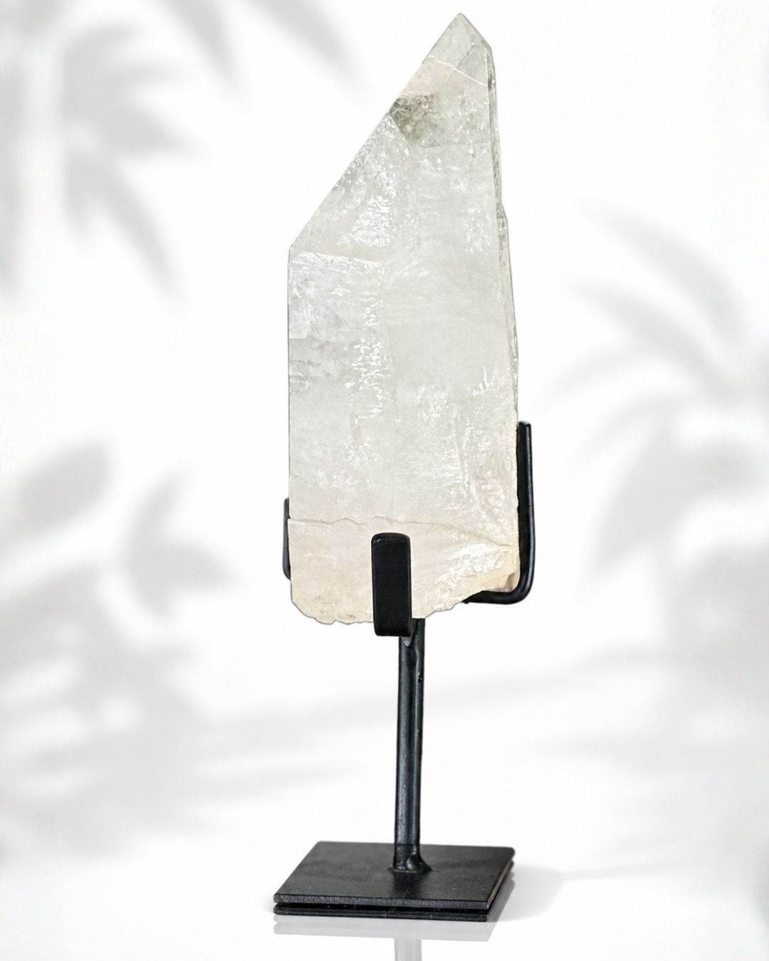 Punta de Cristal de Roca Grande en Stand - Imagen 3