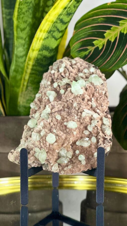 calcita marron con apofilita verde en stand 1