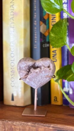 Corazón de Amatista Rosa en Stand g10