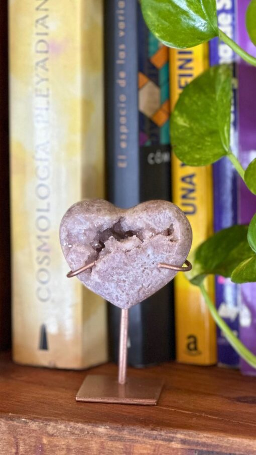 Corazón de Amatista Rosa en Stand g10