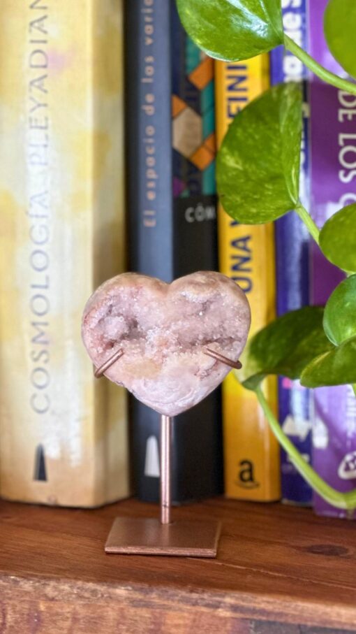 Corazón de Amatista Rosa en Stand g8