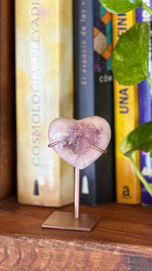 Mini Corazón de Amatista Rosa en Stand 1.1
