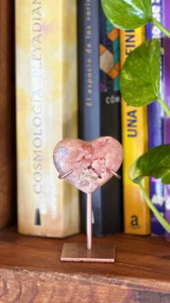 Mini Corazón de Amatista Rosa en Stand 5.5
