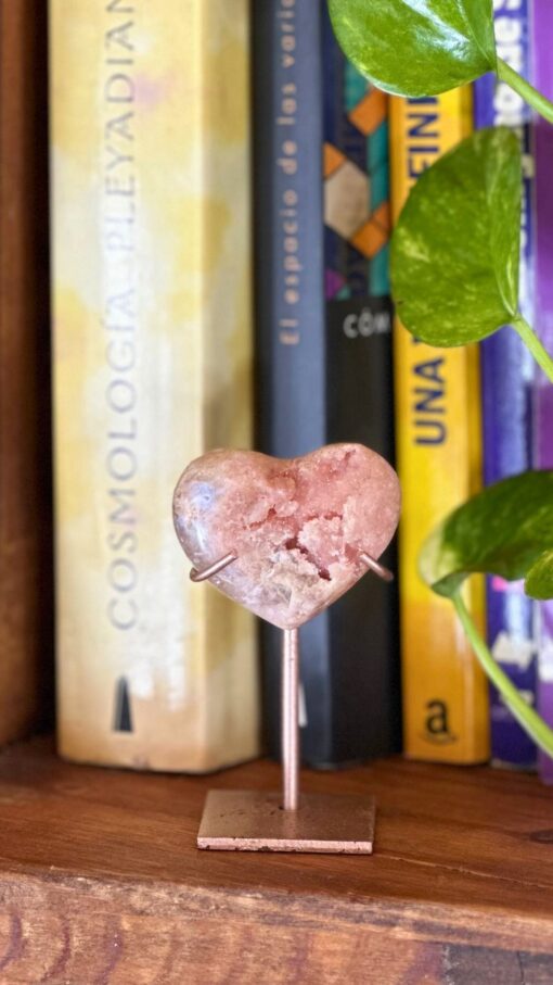 Mini Corazón de Amatista Rosa en Stand 5.5