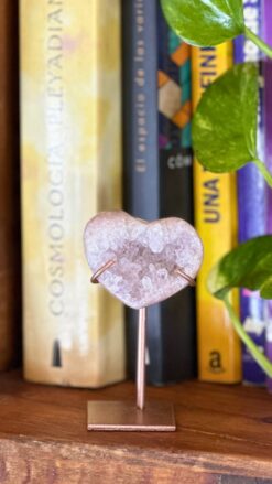 Mini Corazón de Amatista Rosa en Stand 7.7