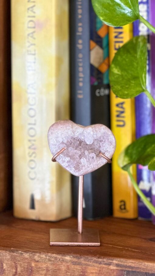 Mini Corazón de Amatista Rosa en Stand 7.7