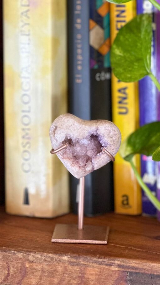 Mini Corazón de Amatista Rosa en Stand 8.8